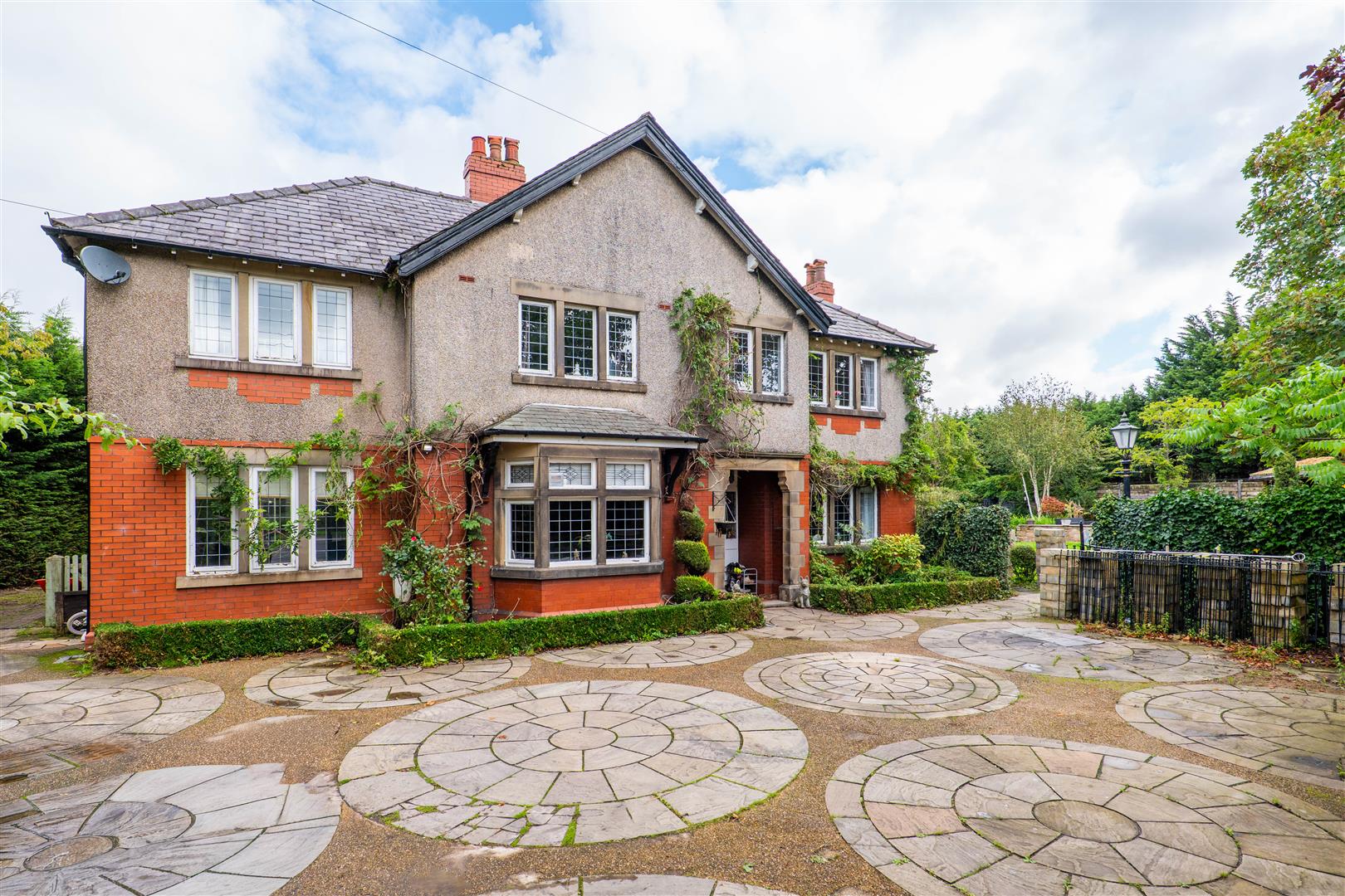6 bed property in Dawson Lane, Leyland